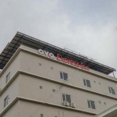 Oyo 616 Express Inn Palembang Esterno foto