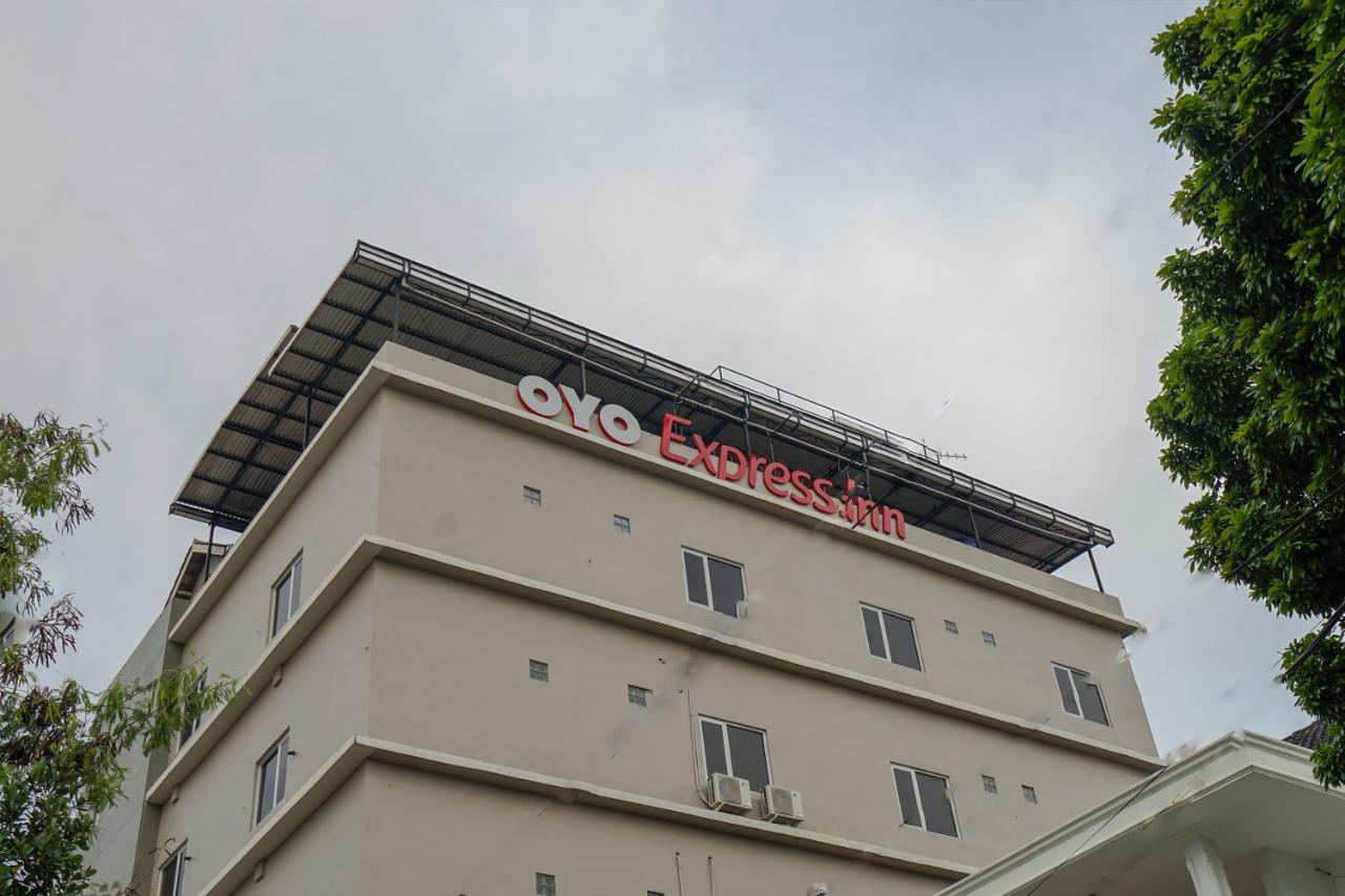 Oyo 616 Express Inn Palembang Esterno foto