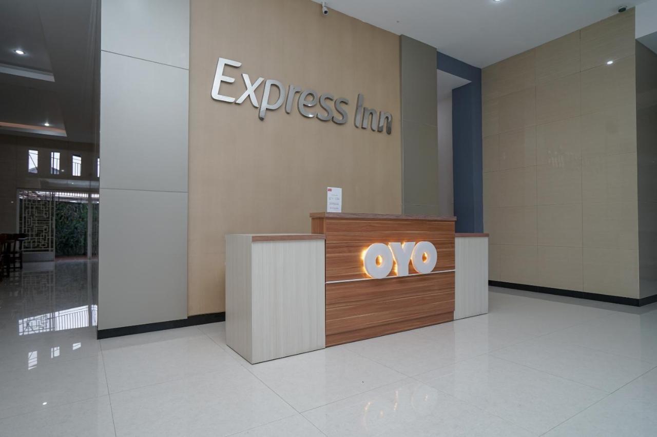 Oyo 616 Express Inn Palembang Esterno foto