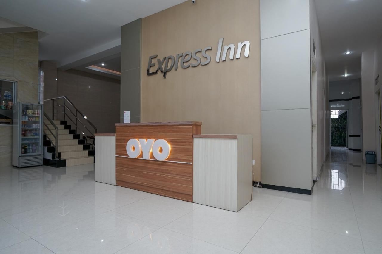 Oyo 616 Express Inn Palembang Esterno foto